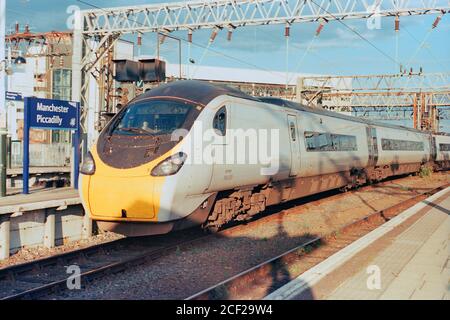 Manchester, UK - 1 settembre 2020: Un treno elettrico ad alta velocità (Classe 390) che opera dalla Avanti West Coast alla stazione di Manchester Piccadilly. Foto Stock