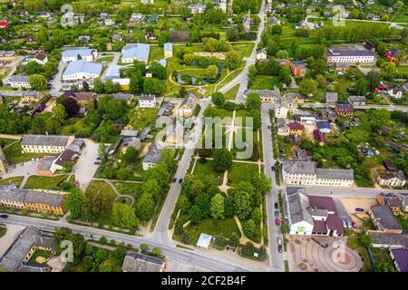 Vista dall'alto della piccola città lettone Auce, la parte centrale della città con un parco storico Foto Stock