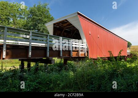 Un vecchio ponte coperto rosso e bianco. Foto Stock