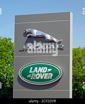 Logo Jaguar Cars e Land Rover. Kentdale Land Rover Dealership, Shap Road Kendal, Cumbria, Inghilterra, Regno Unito, Europa. Foto Stock