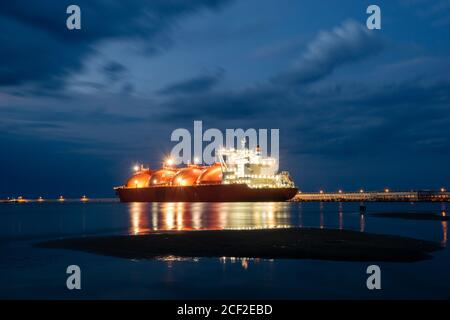 Autocisterna nel porto con luci accese, fotografia notturna Foto Stock