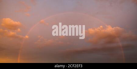 Doppio arcobaleno nel cielo serale Foto Stock