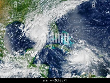 Laura e Marco si stanno avvicinando agli Stati Uniti, con vista di due uragani tropicali sul mare dallo spazio. Tifoni della Terra su foto satellite. Concetto di tempo Foto Stock