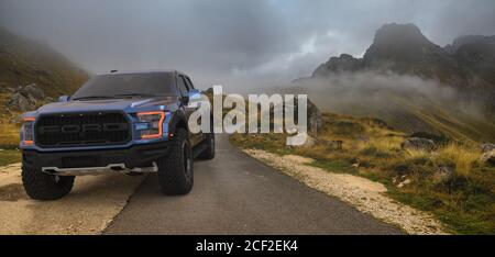 Ford F-150 Raptor con un paesaggio di montagna sullo sfondo Foto Stock
