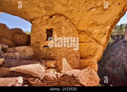 Casa a due piani all'interno della grotta al Gila Cliff Dwellings National Monument, New Mexico, USA Foto Stock