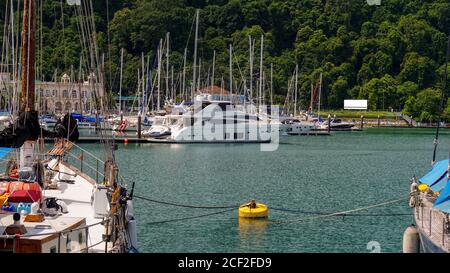 Marina del Porto di Telaga con Yacht, Marina per visite turistiche regionali e barche di trasferimento dell'isola, che includono una navetta per Koh Lipe, Thailandia. Foto Stock