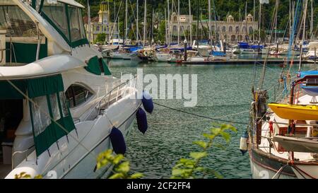 Marina del Porto di Telaga con Yacht, Marina per visite turistiche regionali e barche di trasferimento dell'isola, che includono una navetta per Koh Lipe, Thailandia. Foto Stock