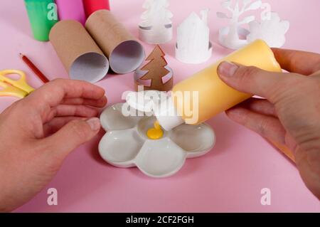 Come fare alberi, decoration.Daily attività, fai da te per i bambini, zero rifiuti, eco giocattoli a mano fatto da rotolo di carta. Facile da realizzare. 8 passi, mettere acrilico giallo Foto Stock