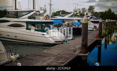 Marina del Porto di Telaga con Yacht, Marina per visite turistiche regionali e barche di trasferimento dell'isola, che includono una navetta per Koh Lipe, Thailandia. Foto Stock