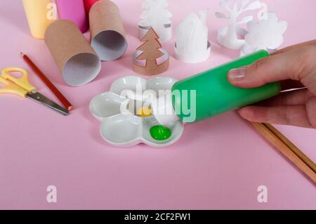 Come fare alberi, decoration.Daily attività, fai da te per i bambini, zero rifiuti, eco giocattoli a mano fatto da rotolo di carta. Facile da realizzare. 8 gradini, acrilico verde Foto Stock