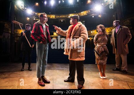 Il cast di Only Fools and Horses The Musical sul palco al Theatre Royal Haymarket di Londra, dopo aver osservato un silenzio di 15 minuti per mostrare solidarietà con coloro che nel settore teatrale hanno perso il lavoro a causa della pandemia del coronavirus. Foto Stock