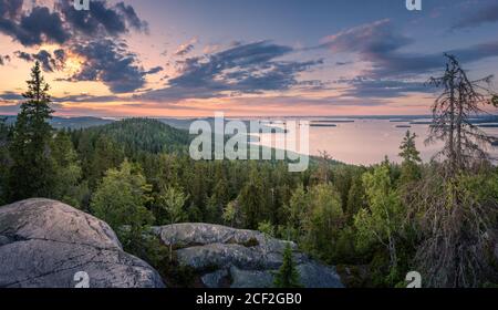 Panorama paesaggistico con lago e tramonto di sera a Koli, parco nazionale, Finlandia Foto Stock