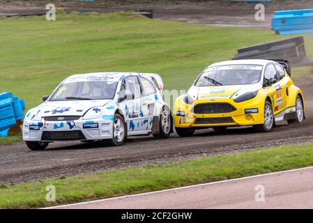 Julian Godfrey in Ford Fiesta corse nelle Supercars all'evento 5 Nations British Rallycross a Lydden Hill, Kent, UK. Durante COVID-19 Foto Stock