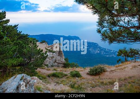 Ay-Petri montagna romantica nuvoloso tramonto vista serale Foto Stock