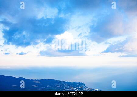 Ay-Petri montagna romantica nuvoloso tramonto vista serale Foto Stock