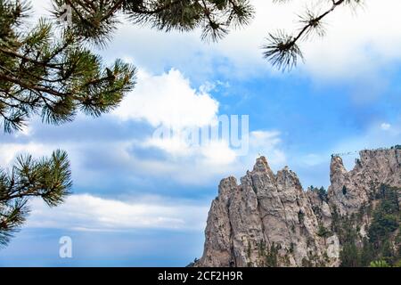 Ay-Petri montagna romantica nuvoloso tramonto vista serale Foto Stock