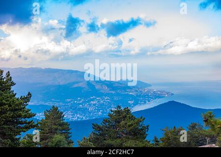 Ay-Petri montagna romantica nuvoloso tramonto vista serale Foto Stock