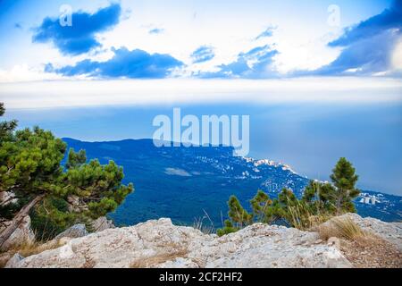 Ay-Petri montagna romantica nuvoloso tramonto vista serale Foto Stock