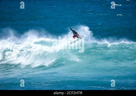 Maui, Hawaii; 5 novembre 2016: Surfer fa una presa piacevole. Foto Stock