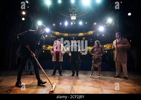 Il cast di Only Fools and Horses The Musical sul palco del Theatre Royal Haymarket di Londra, dopo aver osservato un silenzio socialmente distanziato di 15 minuti all'esterno per mostrare solidarietà con coloro che nell'industria teatrale hanno perso il lavoro a causa della pandemia del coronavirus. Foto Stock