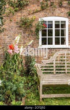 L'angolo di un giardino cottage accanto alla navigazione Stroudwater in disuso in Upper Framilode, Gloucestershire UK Foto Stock