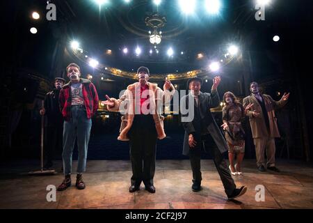 Il cast di Only Fools and Horses The Musical sul palco del Theatre Royal Haymarket di Londra, dopo aver osservato un silenzio socialmente distanziato di 15 minuti all'esterno per mostrare solidarietà con coloro che nell'industria teatrale hanno perso il lavoro a causa della pandemia del coronavirus. Foto Stock