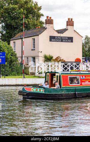 Narrow boat on Gloucester and Sharpness Canal passando Junction Bridge House a Saul Junction con la Stroudwater Navigation, Saul, Gloucestershire UK Foto Stock