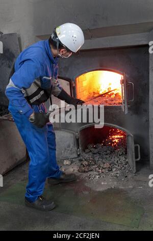 Stoking the Pot Stills, Nikka Whisky Yoichi Distillery, vicino Otaru, Hokkaido, Giappone 22 Feb 2019 Foto Stock