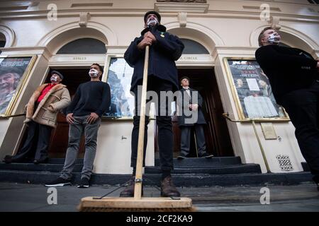 Il cast di Only Fools and Horses The Musical osserva un silenzio socialmente distanziato di 15 minuti fuori dal Theatre Royal Haymarket di Londra per mostrare solidarietà con coloro che nell'industria teatrale hanno perso il lavoro a causa della pandemia del coronavirus. Foto Stock