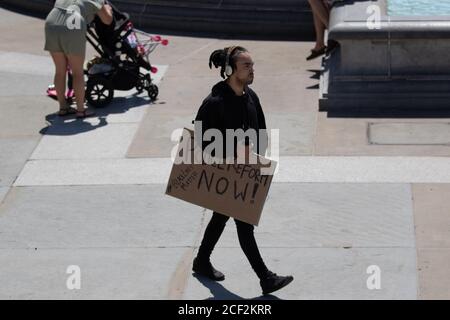 Un uomo porta un segnale che chiede la riforma della polizia per una protesta contro la questione Black Lives a Trafalgar Square, londra Foto Stock