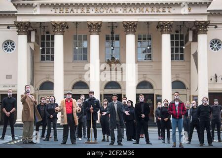 Il cast di Only Fools and Horses The Musical osserva un silenzio socialmente distanziato di 15 minuti fuori dal Theatre Royal Haymarket di Londra per mostrare solidarietà con coloro che nell'industria teatrale hanno perso il lavoro a causa della pandemia del coronavirus. Foto Stock