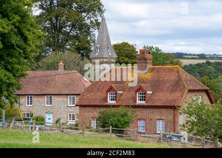 Chiesa e villaggio di St Leonard's, South Downs National Park, West Sussex, Regno Unito Foto Stock