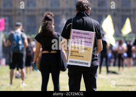 Estinzione i manifestanti della ribellione si riuniscono a Parliament Square, Londra Foto Stock
