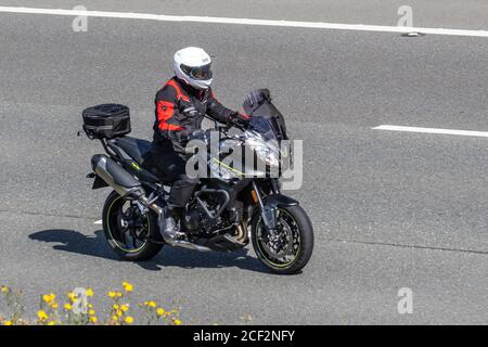 Triumph Tiger motociclista; trasporto a due ruote, motocicli, veicoli, strade, motociclette, motociclisti che viaggiano a Chorley, Regno Unito Foto Stock