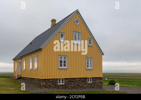 Glaumbaer, Islanda - 25 agosto 2015: Vista del ristorante Askaffi nel museo all'aperto. Edificio giallo in legno. Foto Stock