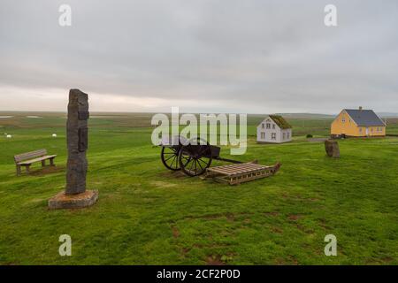 Glaumbaer, Islanda - 25 agosto 2015: Vista del ristorante Askaffi nel museo all'aperto. Edificio giallo in legno. Foto Stock