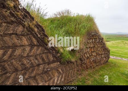 Glaumbaer, Islanda - 25 agosto 2015: Vista della vecchia casa colonica, dal 18 ° e 19 ° secolo. Attualmente strutture museali. Foto Stock