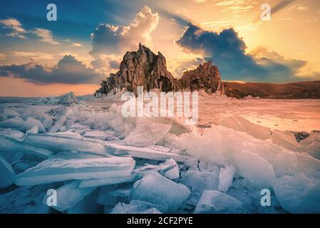 Paesaggio di roccia Shamanka all alba con naturale rompere il ghiaccio in acqua congelata sul Lago Baikal, Siberia, Russia. Foto Stock