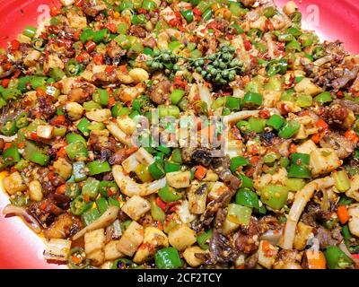 carne e verdure diverse mescolate nel piatto Foto Stock