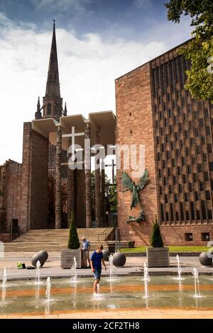 Regno Unito, Inghilterra, Coventry, University Square, bambini che giocano nella fontana fuori dalla cattedrale Foto Stock