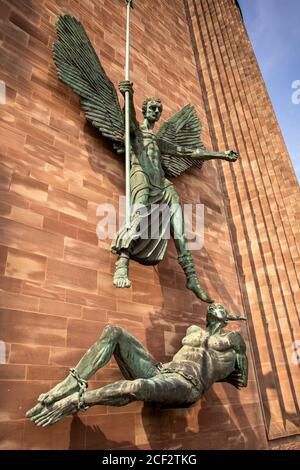 Regno Unito, Inghilterra, Coventry, Cattedrale, la vittoria di San Michele sulla scultura del Diavolo, di Sir Jacob Epstein Foto Stock