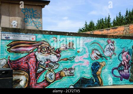 LONDRA, INGHILTERRA, Regno Unito - 4 MAGGIO 2014: Illustrazione di Graffiti per Alice nel paese delle meraviglie sul muro nella zona di Brick Lane. Arte urbana Foto Stock