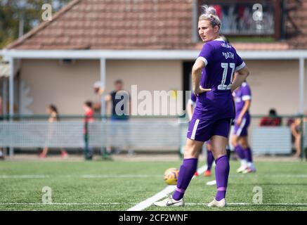 Londra, Regno Unito. 9 agosto 2020. Becki Bath guarda indietro prima del calcio di inizio. Brentford FC Donne vs Portsmouth Donne Foto Stock