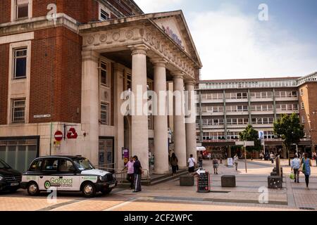 Regno Unito, Inghilterra, Coventry, Broadgate, 1930 NatWest Bank in un edificio classificato di grado 2 con portico classico Foto Stock