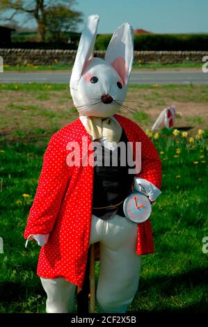 Una mostra al Festival dello Scarecrow che si tiene ogni anno presso il villaggio di Wray, vicino Lancaster, Regno Unito. Il coniglio bianco di Alice nel paese delle meraviglie. Foto Stock