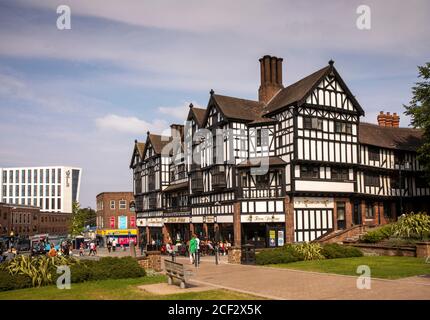 Regno Unito, Inghilterra, Coventry, Trinity Street, Flying Standard pub in un edificio a graticcio Foto Stock
