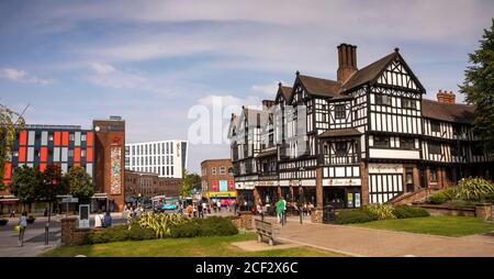 Regno Unito, Inghilterra, Coventry, Trinity Street, Flying Standard pub in un edificio in legno incorniciato, panoramico Foto Stock