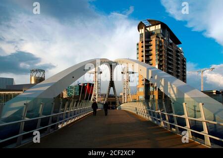 Il Millennium (Lowry) passerella e Imperial Point Blocco di appartamenti, Salford Quays, Manchester, Regno Unito Foto Stock