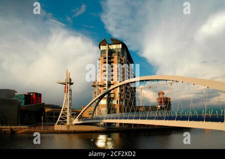 Il Millennium (Lowry) passerella e Imperial Point Blocco di appartamenti, Salford Quays, Manchester, Regno Unito Foto Stock