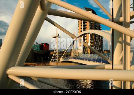Il Millennium (Lowry) passerella e Imperial Point Blocco di appartamenti, Salford Quays, Manchester, Regno Unito Foto Stock